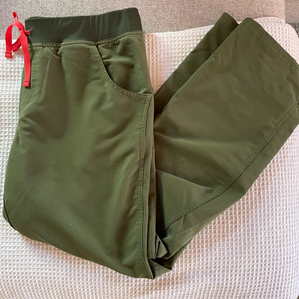 Figs Kade Cargo scrub pants. Olive green, size Large. Regular length